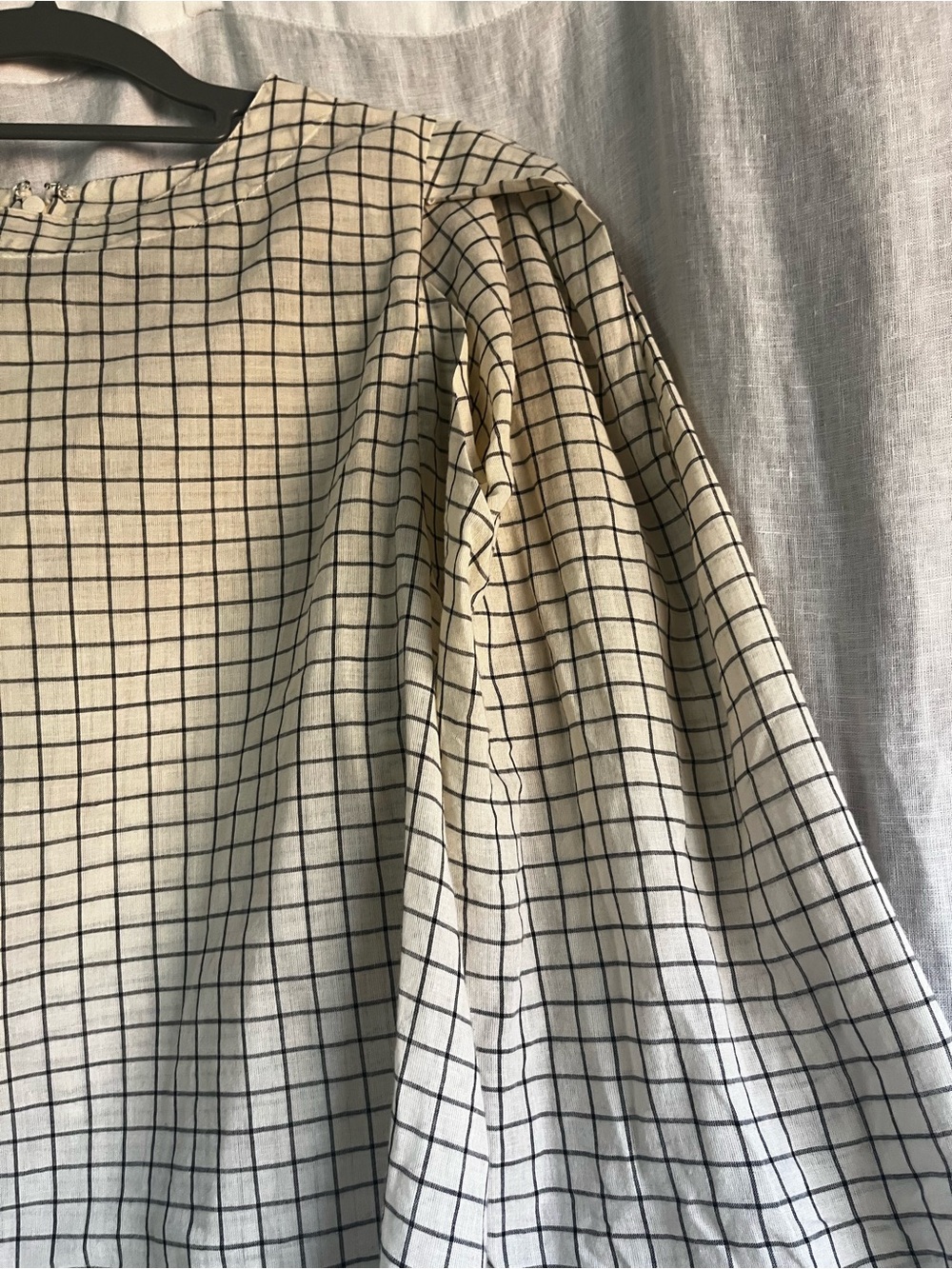 Mille Resortwear 100% cotton puff sleeve top. - Picture 3 of 9